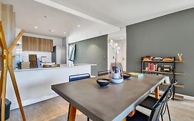 Chic, 2 Bed With Mountain Views! Walk To The Waterfront!